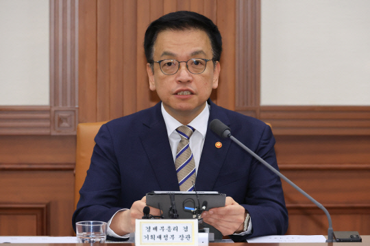 최상목 부총리 겸 기획재정부 장관이 15일 서울 종로구 정부서울청사에서 열린 경제관계장관회의 겸 산업경쟁력강화 관계장관회의에서 발언하고 있다.   연합뉴스